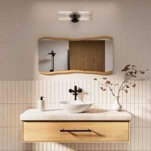 zrcadlo v dřevěném rámu v tlumené koupelně
